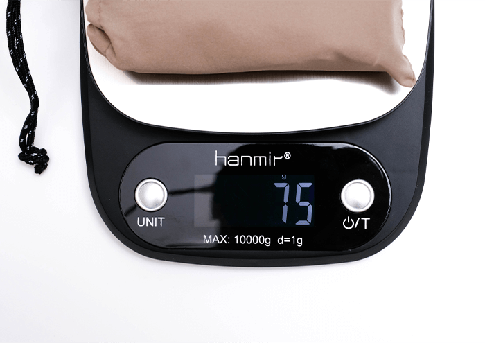 KLYMIT PILLOW X(クライミット ピロウX)を計量中の写真
