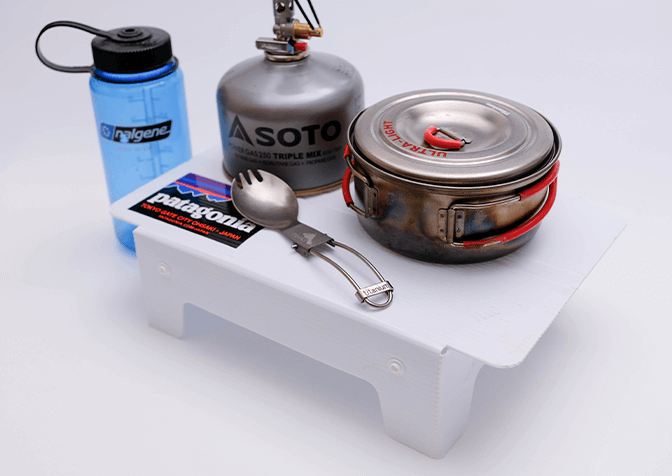 カスケードワイルド ウルトラライトフォールディングテーブル 荷物をのせたときのイメージ
